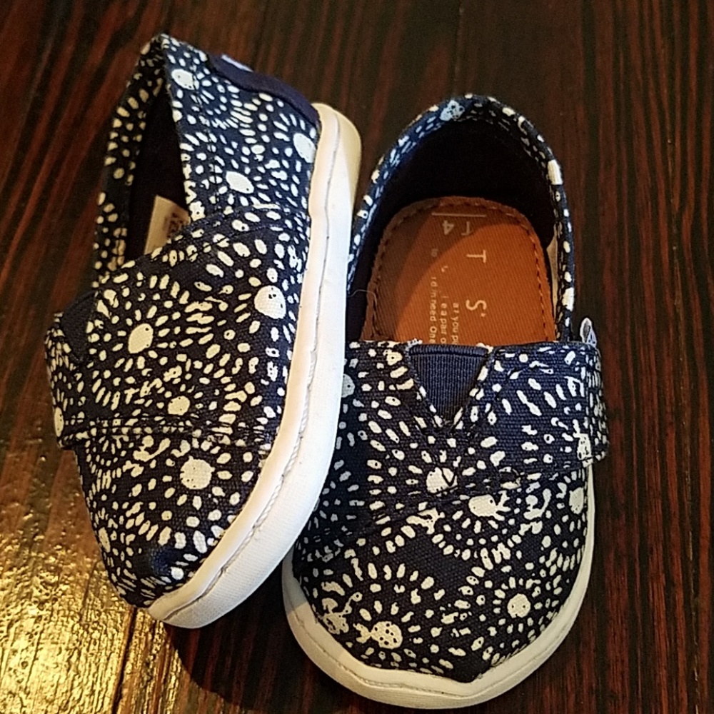 Infant Toms Size 4